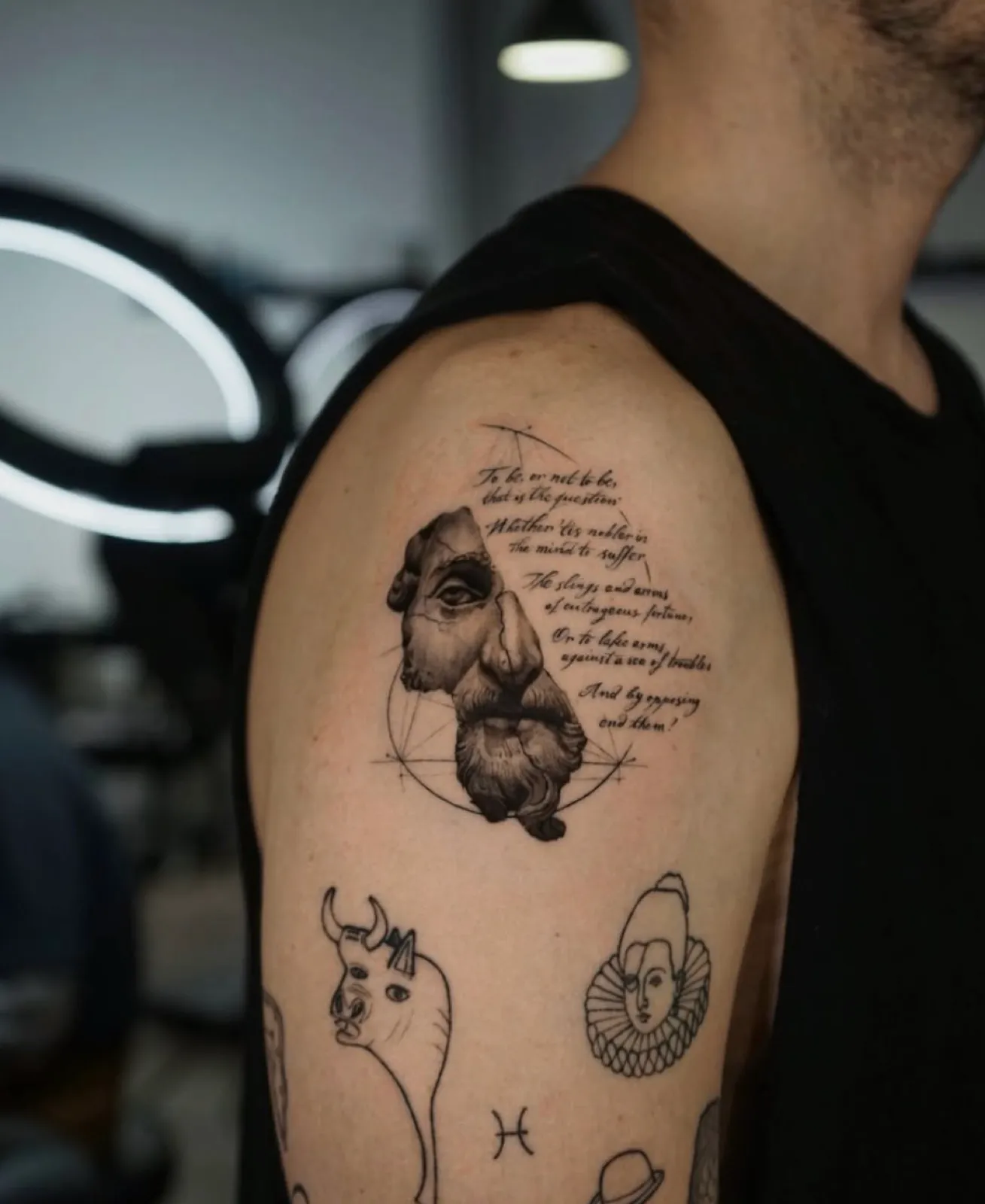Busto clásico con caligrafía de Hamlet en el hombro