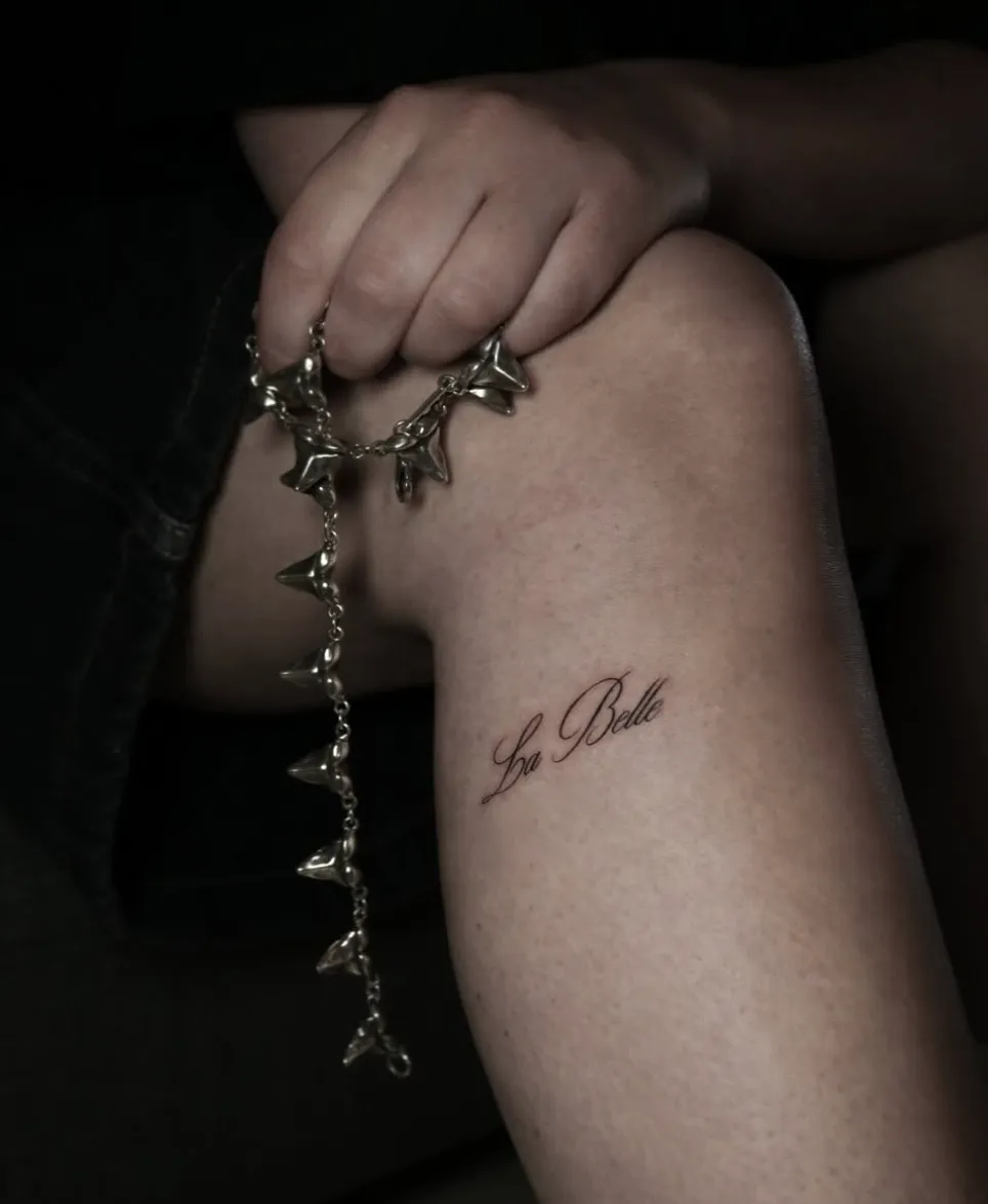 Tatuaje de estilo lettering